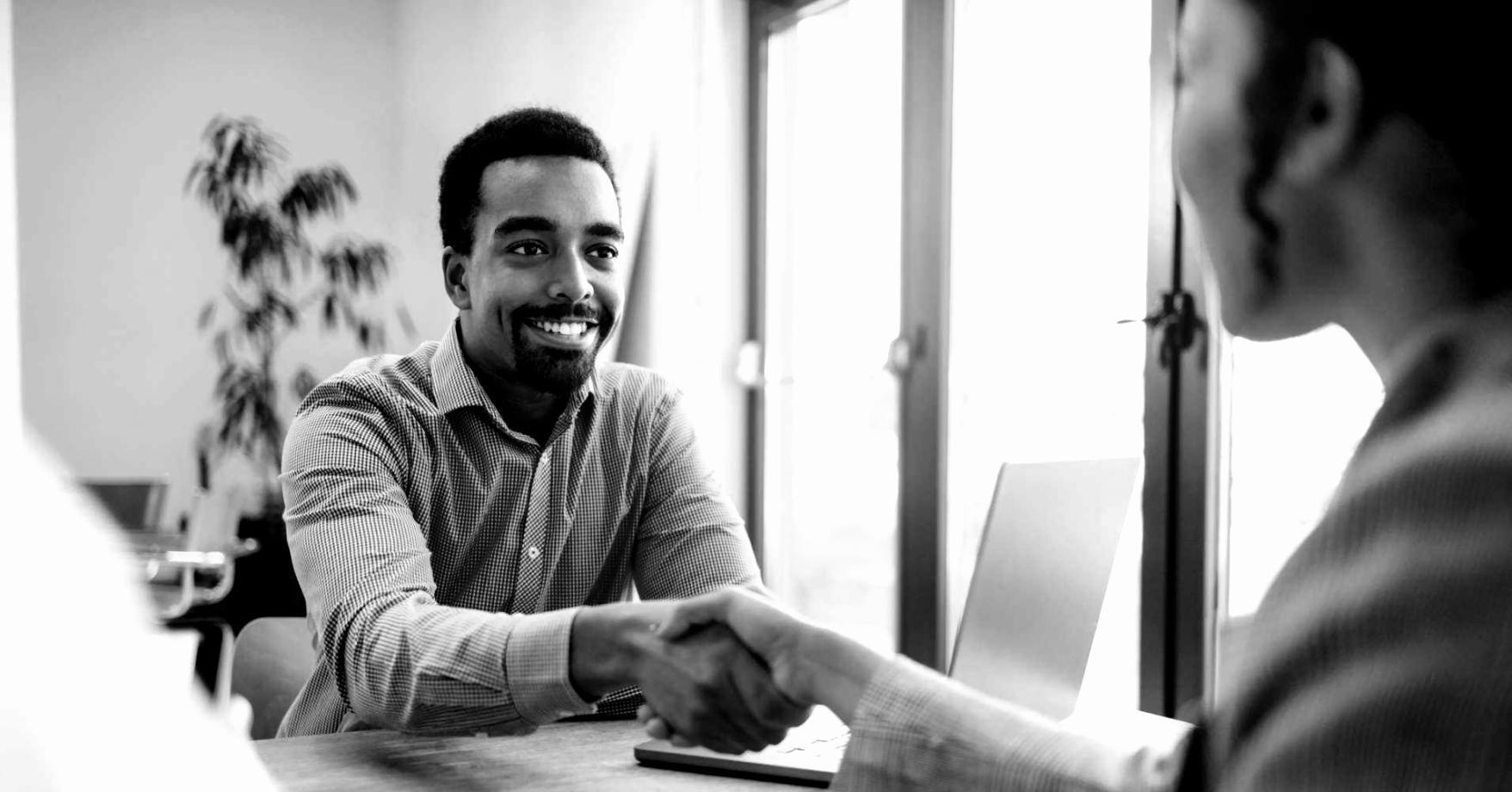 Equipo colaborando en proyecto educativo