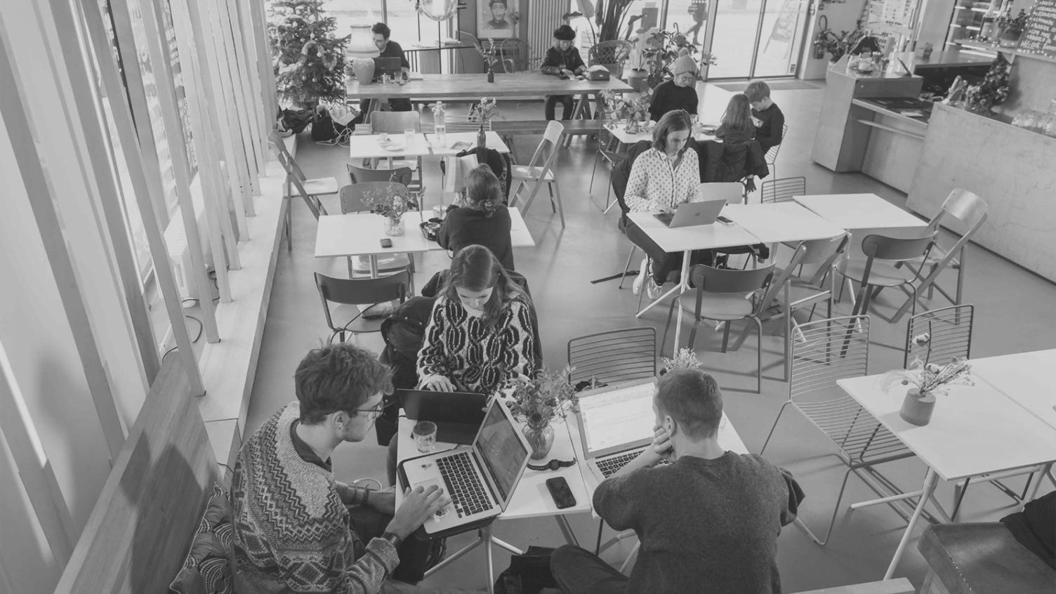 Profesionales analizando oportunidades de adquisición de negocios