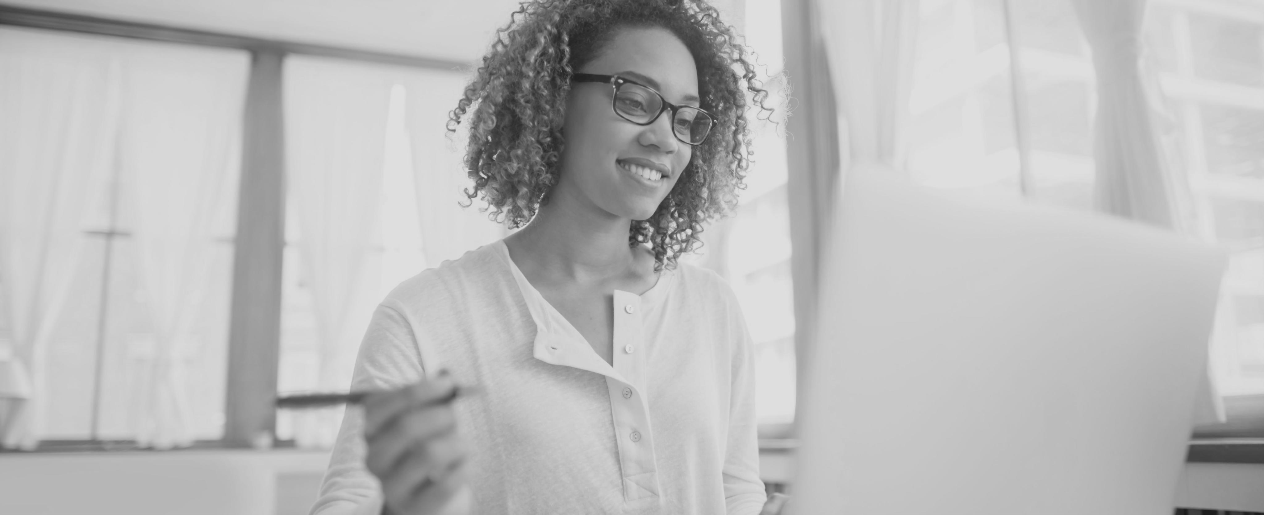 Estudiantes analizando casos de estudio de adquisiciones empresariales